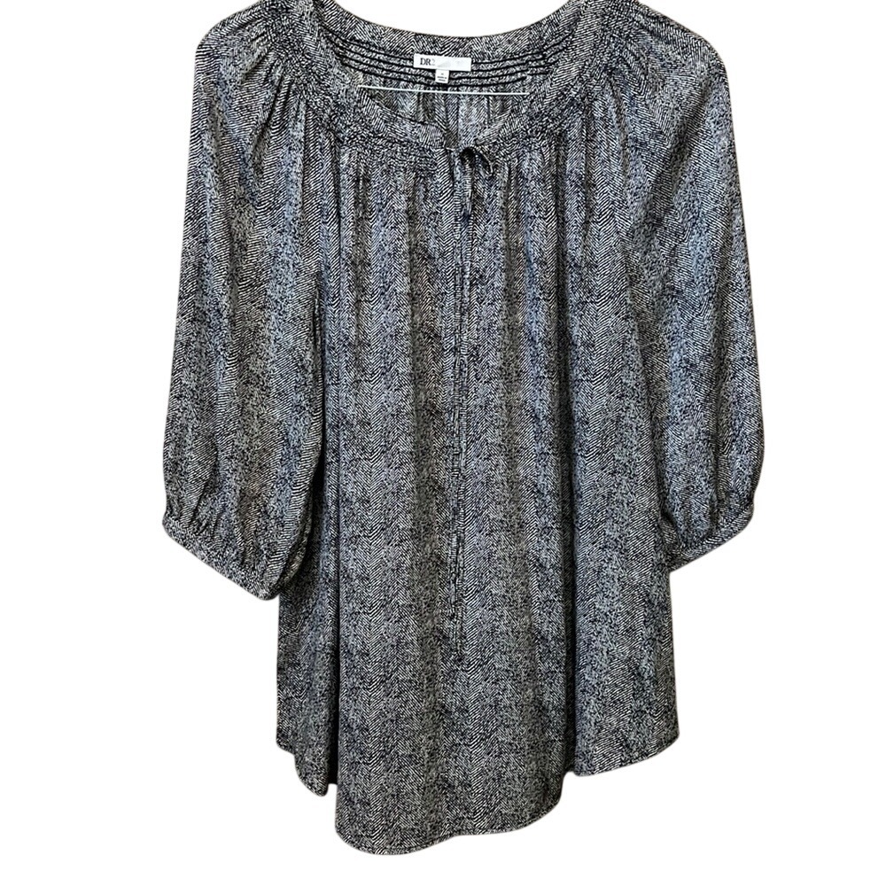 DR2 Womens Plus 1X Black White Abstract Chevron Split Neck Tie Blouse‎